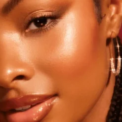 e.l.f. Halo Glow Highlight Beauty Wand Champagne Campaign