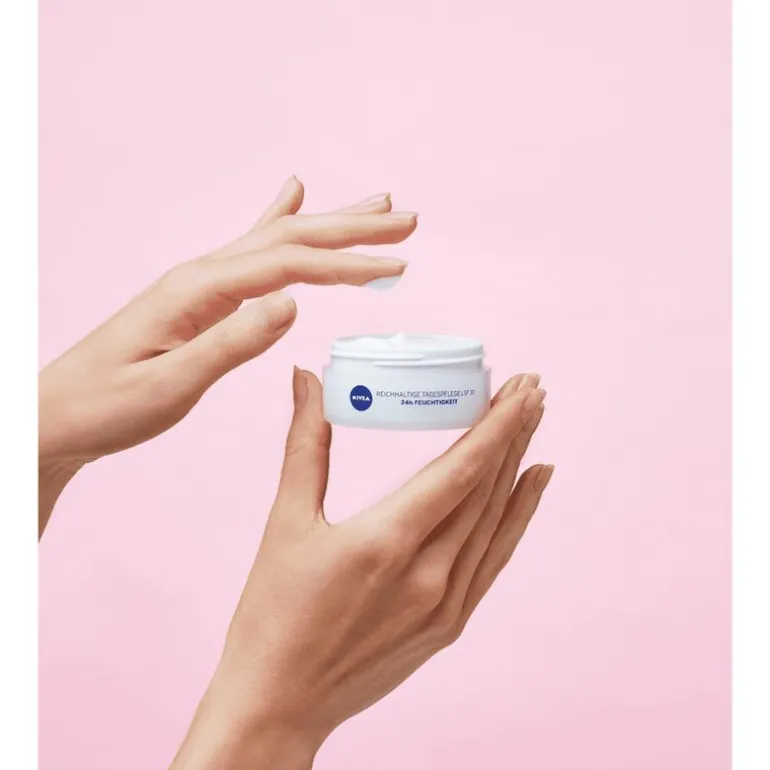 NIVEA Essentials 24u Voedende Dagcrème SPF 30 Droge Huid 50 ML